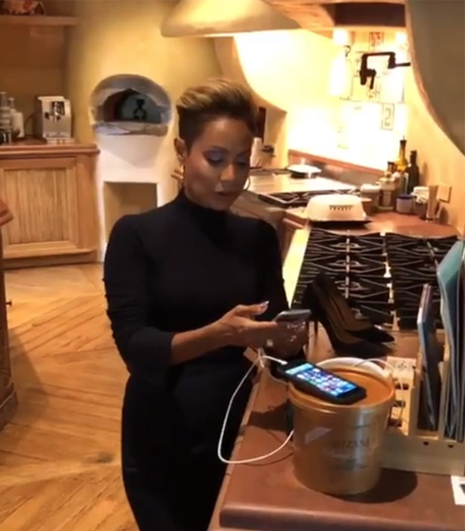 Just like the rest of the house, the kitchen is warm and uses earthy tones. Image: Instagram/@jadapinkettsmith